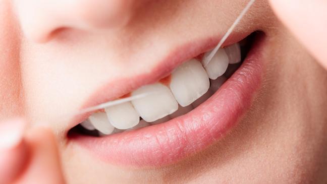 Cómo usar el hilo dental? - Clínica Dental Gingiden - Dentista en Culleredo