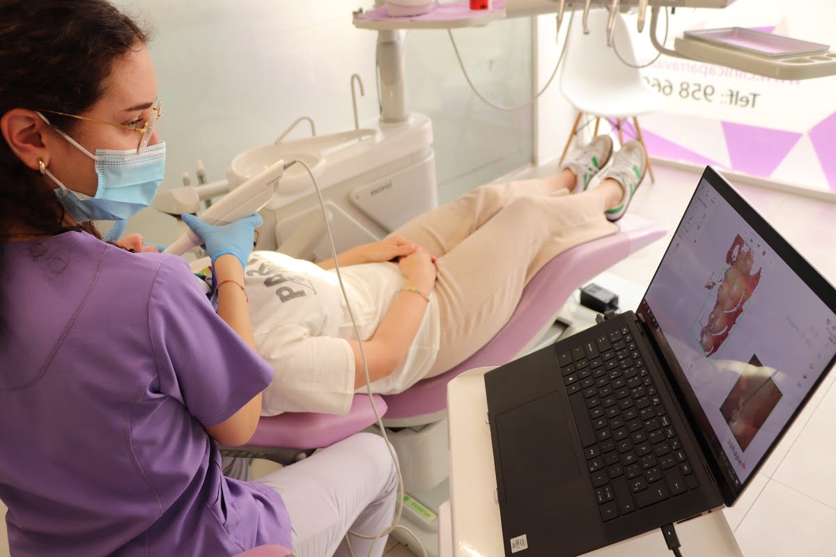 Qué es un escáner intraoral y qué uso le damos en nuestra clínica dental en Guadix