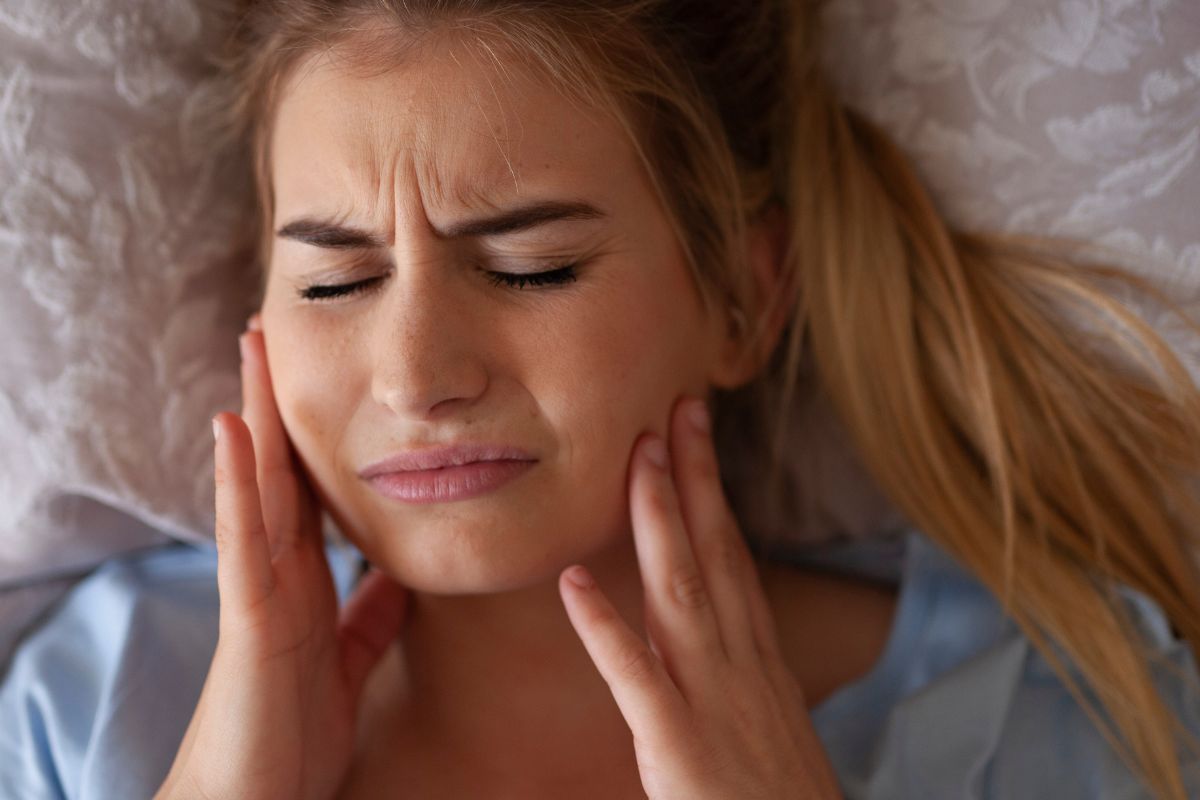 Bruxismo nocturno: causas, síntomas y cómo evitar que dañe tus dientes mientras duermes