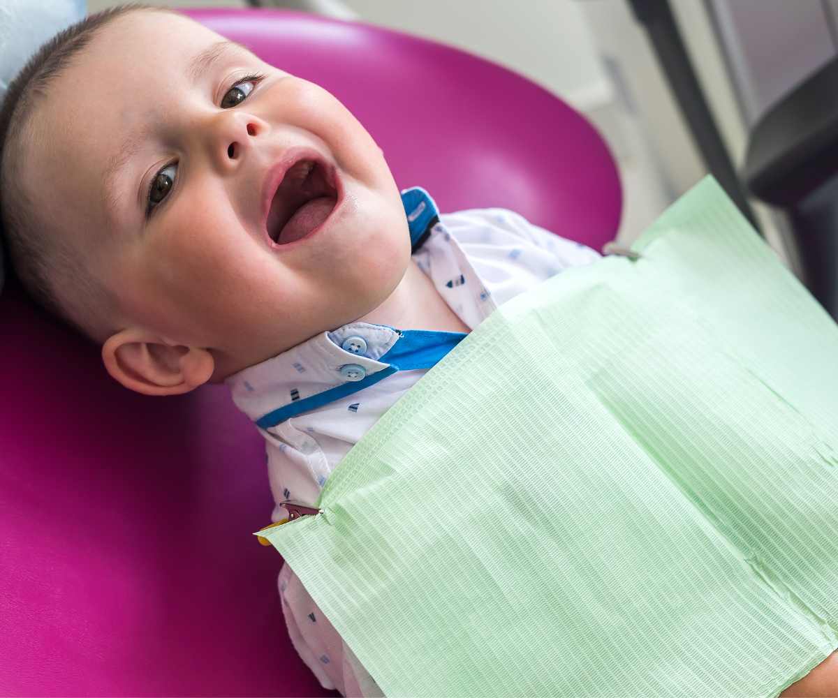 La salud bucodental comienza mucho antes de que aparezcan todos los dientes de leche. De hecho, cada vez más especialistas recomiendan llevar al bebe al dentista desde los primeros meses de vida para prevenir problemas futuros y asegurarse de que el desarrollo oral del pequeño es correcto. Muchas familias esperan a que aparezca una caries o una molestia, pero la prevención es clave para evitar complicaciones y crear hábitos saludables desde la infancia. En una clínica dental en Guadix, las revisiones tempranas ayudan a detectar alteraciones en la erupción dental, problemas de mordida, hábitos perjudiciales o dificultades relacionadas con la higiene oral infantil. Además, estas primeras visitas permiten que el bebé se familiarice con el entorno del dentista y pierda el miedo desde pequeño. ¿Cuándo debe un bebé tener su primera revisión dental? La recomendación de la mayoría de odontopediatras es realizar la primera visita al dentista antes del primer año de vida o cuando aparezca el primer diente. Aunque pueda parecer pronto, esta revisión permite comprobar que todo evoluciona correctamente y orientar a los padres sobre cuidados básicos. Muchos padres buscan información sobre cuándo empieza un bebé a ir al dentista porque creen que los dientes de leche no necesitan demasiada atención. Sin embargo, estas piezas son fundamentales para el desarrollo de la alimentación, el habla y la correcta colocación de los dientes definitivos. Durante esta primera consulta, el especialista suele revisar: El crecimiento de las encías y maxilares La salida de los primeros dientes Posibles alteraciones en la mordida Hábitos como el uso del chupete o la succión del dedo Consejos sobre higiene dental infantil y alimentación Acudir pronto a un dentista en Guadix también ayuda a resolver dudas frecuentes relacionadas con el cepillado, el uso de pasta dental o la aparición de molestias durante la dentición. ¿Por qué es importante llevar a un bebé al dentista desde pequeño? Las visitas tempranas permiten detectar problemas antes de que se conviertan en algo más serio. Algunas patologías infantiles pueden avanzar rápidamente si no se tratan a tiempo, especialmente las relacionadas con las caries tempranas. Además, acudir regularmente al dentista ayuda a que los niños desarrollen una relación positiva con la consulta dental. Esto reduce el miedo y la ansiedad en futuras revisiones y tratamientos. Prevención de caries en dientes de leche Uno de los problemas más frecuentes en bebés y niños pequeños son las caries infantiles. Aunque muchas personas creen que los dientes temporales no son importantes porque acabarán cayéndose, lo cierto es que una caries no tratada puede provocar dolor, infecciones e incluso afectar a los dientes definitivos. La prevención empieza desde casa, pero las revisiones periódicas en una clínica dental en Guadix son fundamentales para controlar la salud oral del bebé. Creación de hábitos saludables Las primeras visitas también sirven para enseñar a las familias cómo cuidar correctamente la boca de sus hijos. Aspectos como la limpieza de encías, el cepillado adecuado o evitar el exceso de azúcar pueden marcar una gran diferencia en el futuro dental del pequeño. ¿Cuándo empieza un bebé a ir al dentista de forma regular? Tras la primera visita, lo habitual es establecer revisiones periódicas cada seis meses o según indique el odontopediatra. La frecuencia dependerá de las necesidades de cada niño y de si existe riesgo de desarrollar problemas dentales. En algunos casos, el especialista puede recomendar controles más frecuentes si detecta: Mayor predisposición a caries Alteraciones en la mordida Problemas en la erupción dental Hábitos orales perjudiciales Acostumbrar al niño desde pequeño a acudir al dentista facilita que estas revisiones formen parte de su rutina normal de salud. Señales de que un bebé puede necesitar acudir antes al dentista Aunque la primera revisión suele hacerse antes del primer año, existen algunas señales que indican que conviene acudir cuanto antes a una consulta dental: Manchas blancas o oscuras en los dientes Inflamación o sangrado de encías Dolor o irritabilidad al comer Golpes o traumatismos dentales Retraso excesivo en la salida de dientes Ante cualquiera de estas situaciones, es recomendable consultar con un especialista en odontología infantil para valorar el caso. Cómo preparar a un bebé para su primera visita dental La primera experiencia debe ser positiva y tranquila. Para ello, es importante evitar transmitir miedo o nerviosismo al niño. Algunas recomendaciones útiles son: Elegir horarios en los que el bebé esté descansado Hablar de la visita de forma natural Evitar frases relacionadas con dolor o miedo Llevar algún juguete o elemento que le dé seguridad En una clínica especializada en atención familiar y odontopediatría, el trato cercano y la paciencia son fundamentales para generar confianza tanto en los niños como en sus padres. La importancia de la odontología infantil en Guadix Contar con revisiones dentales desde los primeros meses de vida ayuda a prevenir numerosos problemas y garantiza un correcto desarrollo oral. En Clínica Parra Vázquez, especialistas en odontología infantil y dentista en Guadix, se ofrece un trato cercano y personalizado para que cada niño viva la experiencia dental de forma positiva desde sus primeras revisiones. Si quieres resolver dudas o pedir cita para la primera revisión dental de tu bebé, puedes hacerlo a través del formulario de contacto. Además, puedes ampliar información leyendo este artículo sobre todo lo que necesitas saber sobre las caries y cómo prevenirlas desde la infancia.