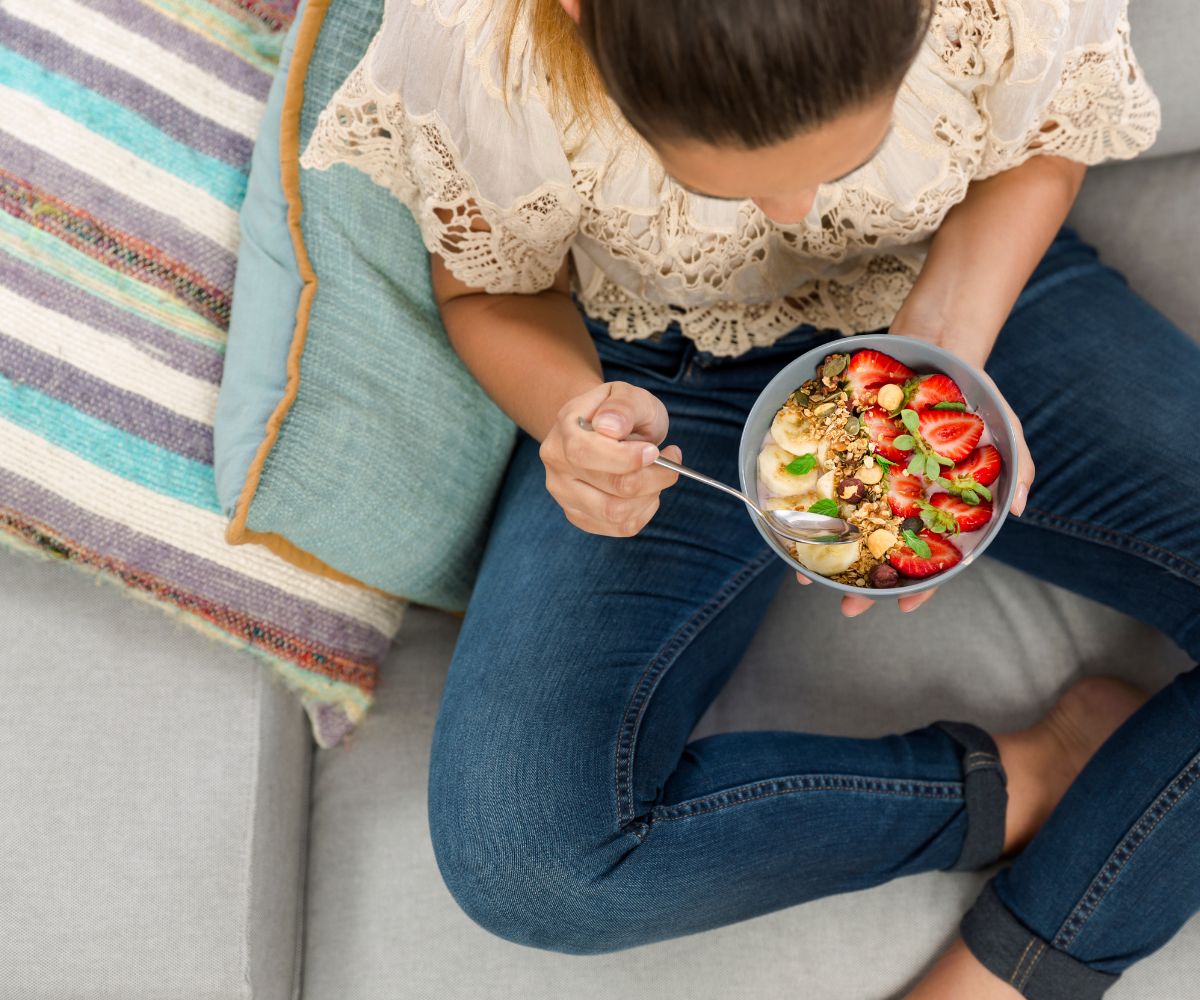 Descubre cuáles son los mejores alimentos para fortalecer dientes y encías, qué nutrientes protegen el esmalte y cómo prevenir las caries. Consejos de un dentista en Guadix.